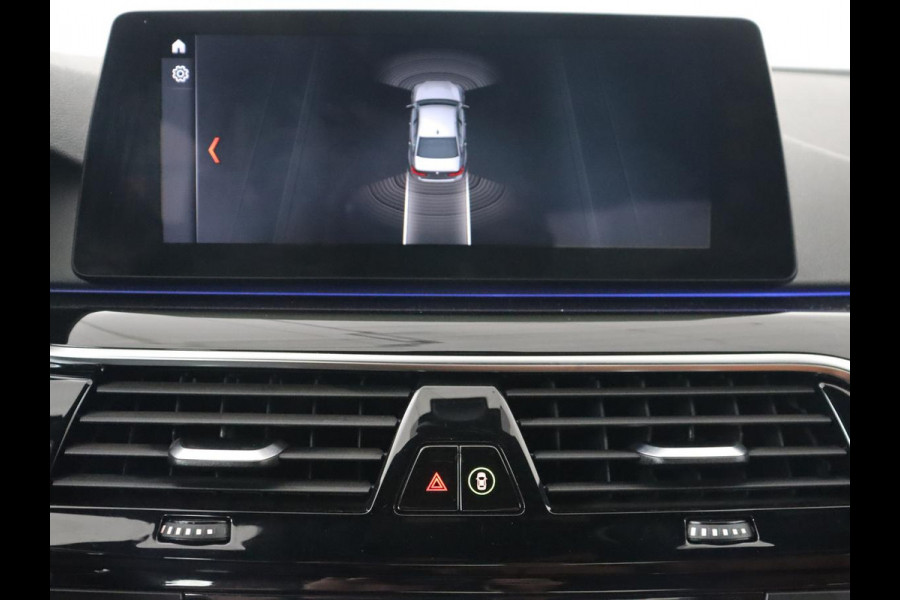 BMW 5 Serie 530e iPerformance | Leder | Stoelverwarming | Sfeerverlichting | Full LED | Navigatie | Parkeerhulp | Sportstoelen | Cruise control | PHEV | Plug In