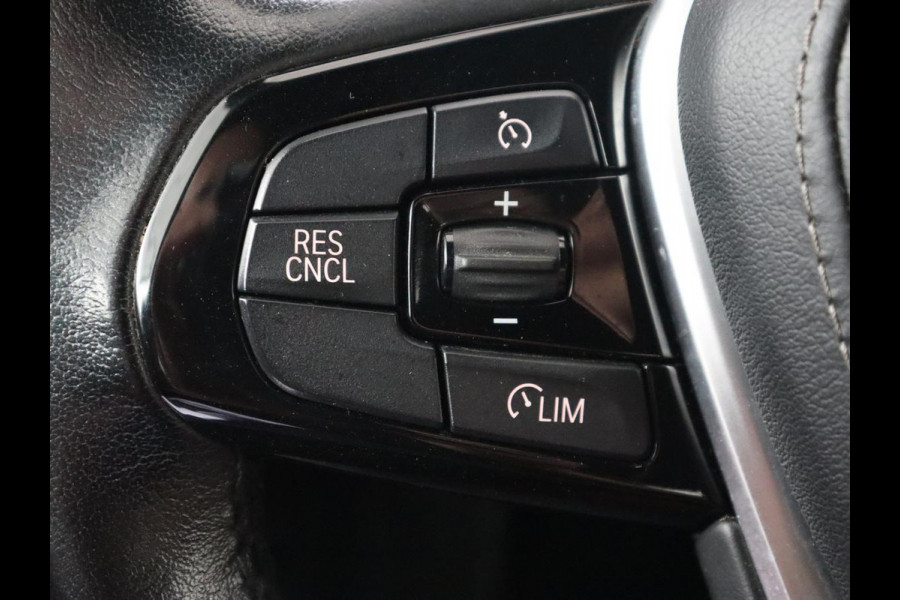 BMW 5 Serie 530e iPerformance | Leder | Stoelverwarming | Sfeerverlichting | Full LED | Navigatie | Parkeerhulp | Sportstoelen | Cruise control | PHEV | Plug In