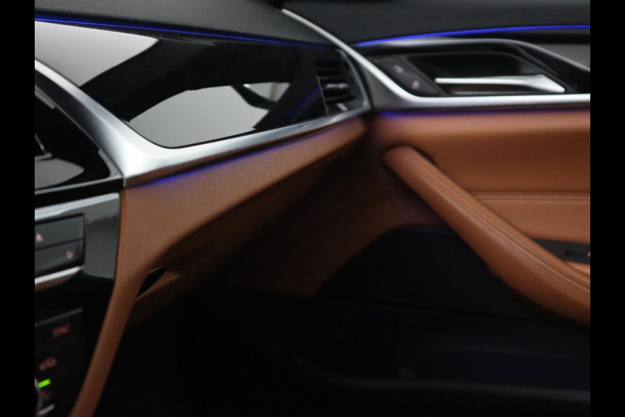 BMW 5 Serie 530e iPerformance | Leder | Stoelverwarming | Sfeerverlichting | Full LED | Navigatie | Parkeerhulp | Sportstoelen | Cruise control | PHEV | Plug In