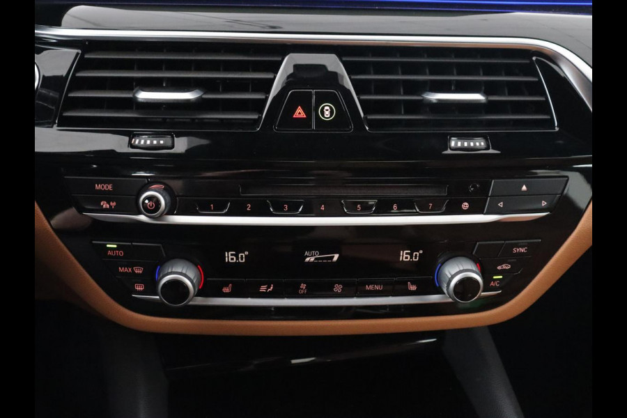 BMW 5 Serie 530e iPerformance | Leder | Stoelverwarming | Sfeerverlichting | Full LED | Navigatie | Parkeerhulp | Sportstoelen | Cruise control | PHEV | Plug In