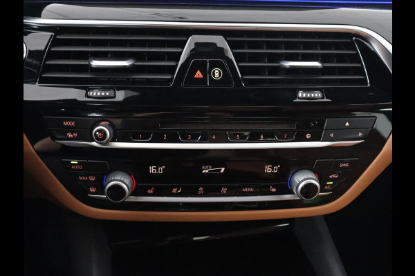 BMW 5 Serie 530e iPerformance | Leder | Stoelverwarming | Sfeerverlichting | Full LED | Navigatie | Parkeerhulp | Sportstoelen | Cruise control | PHEV | Plug In
