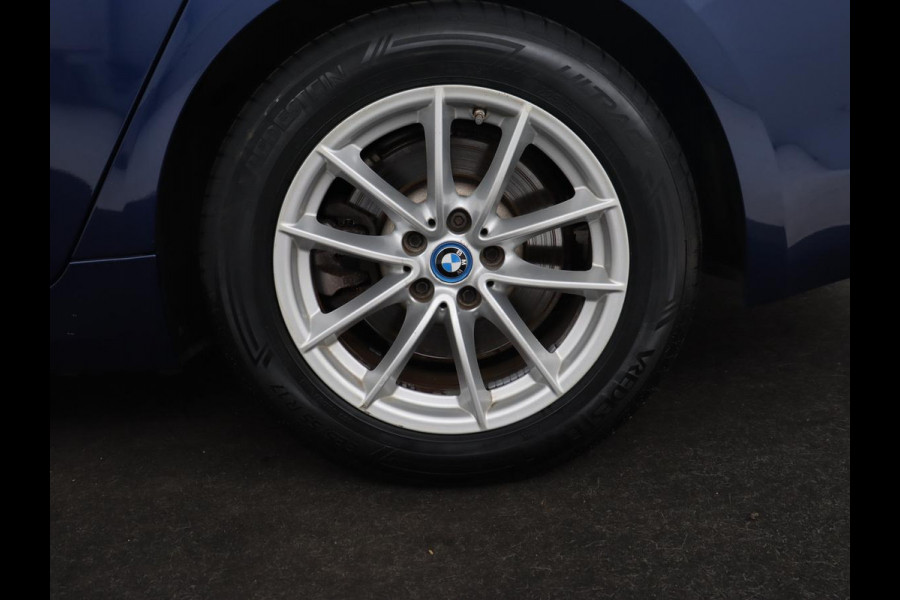 BMW 5 Serie 530e iPerformance | Leder | Stoelverwarming | Sfeerverlichting | Full LED | Navigatie | Parkeerhulp | Sportstoelen | Cruise control | PHEV | Plug In
