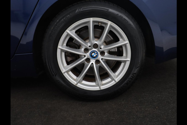 BMW 5 Serie 530e iPerformance | Leder | Stoelverwarming | Sfeerverlichting | Full LED | Navigatie | Parkeerhulp | Sportstoelen | Cruise control | PHEV | Plug In