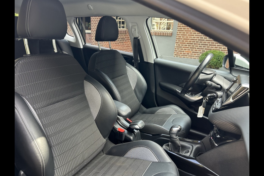 Peugeot 2008 1.2 PT 110pk Allure Camera, Navi, Carplay, Trekhaak, 1 Eig