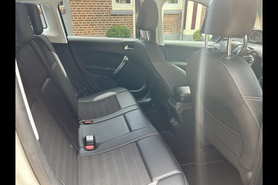 Peugeot 2008 1.2 PT 110pk Allure Camera, Navi, Carplay, Trekhaak, 1 Eig