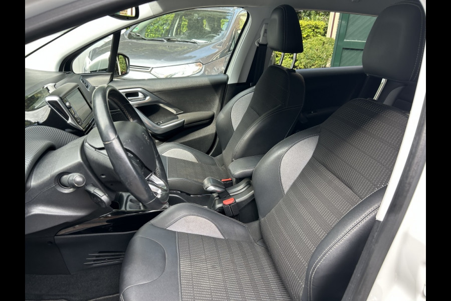 Peugeot 2008 1.2 PT 110pk Allure Camera, Navi, Carplay, Trekhaak, 1 Eig
