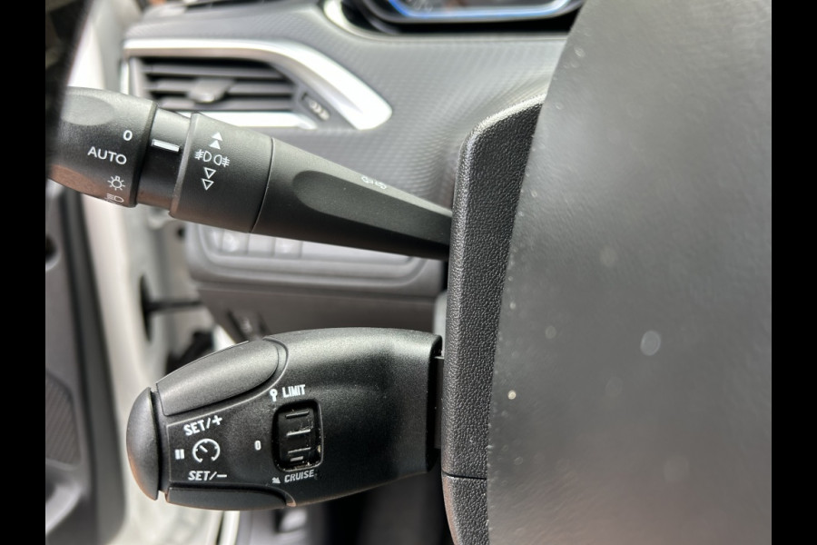 Peugeot 2008 1.2 PT 110pk Allure Camera, Navi, Carplay, Trekhaak, 1 Eig