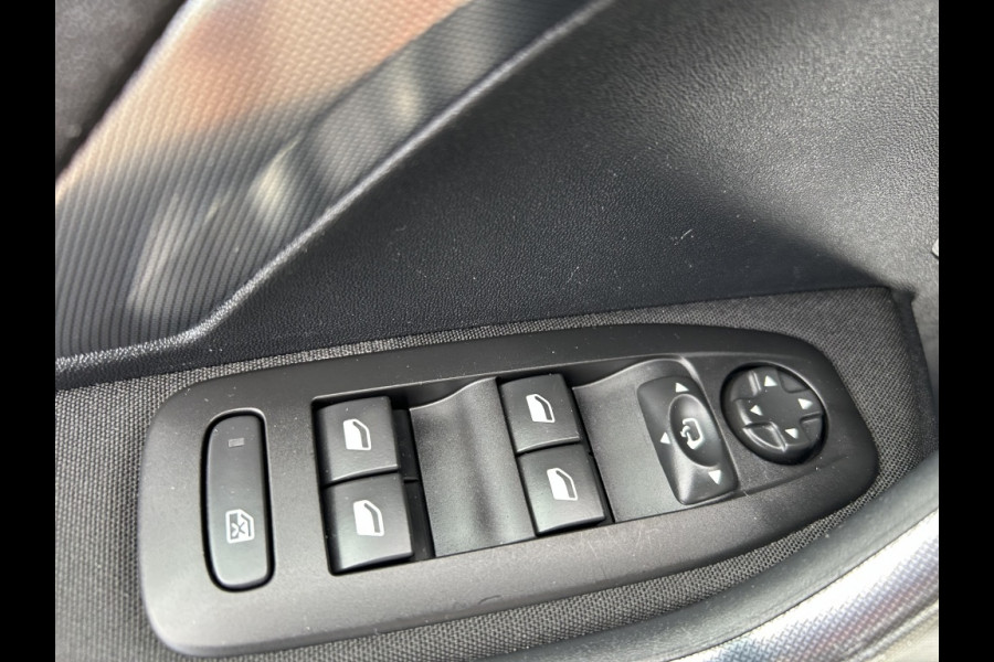 Peugeot 2008 1.2 PT 110pk Allure Camera, Navi, Carplay, Trekhaak, 1 Eig