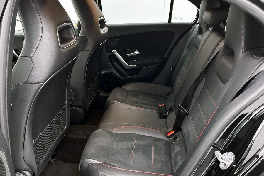 Mercedes-Benz A-Klasse 250 Premium Plus AMG-Line (Navi, Parkeersensoren V+A, StoelV, Cruise Con, Etc)