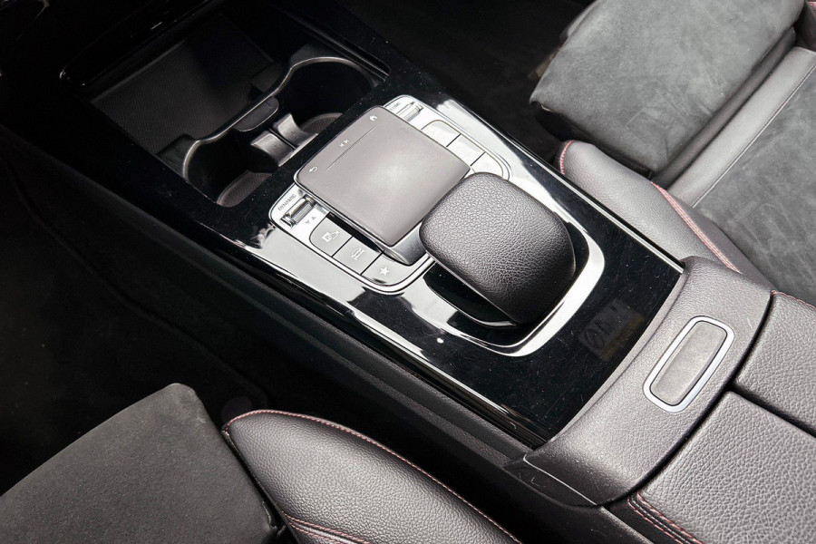 Mercedes-Benz A-Klasse 250 Premium Plus AMG-Line (Navi, Parkeersensoren V+A, StoelV, Cruise Con, Etc)