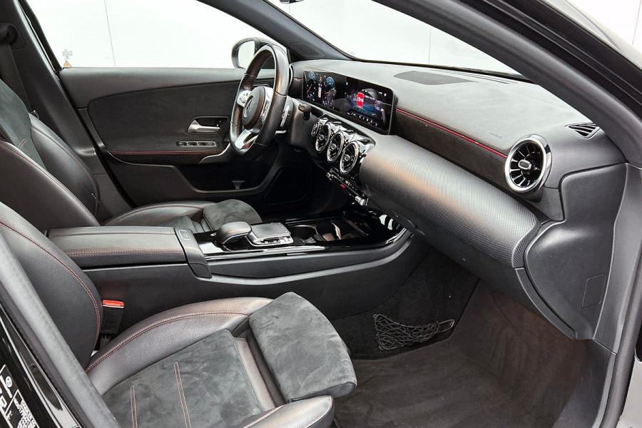Mercedes-Benz A-Klasse 250 Premium Plus AMG-Line (Navi, Parkeersensoren V+A, StoelV, Cruise Con, Etc)