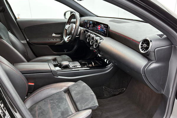 Mercedes-Benz A-Klasse 250 Premium Plus AMG-Line (Navi, Parkeersensoren V+A, StoelV, Cruise Con, Etc)