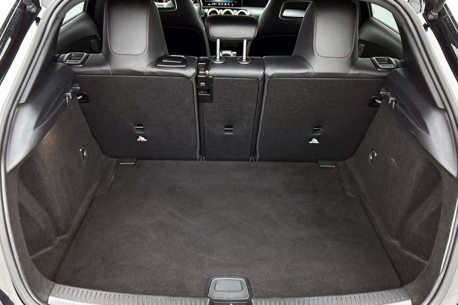 Mercedes-Benz A-Klasse 250 Premium Plus AMG-Line (Navi, Parkeersensoren V+A, StoelV, Cruise Con, Etc)