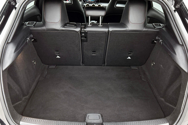 Mercedes-Benz A-Klasse 250 Premium Plus AMG-Line (Navi, Parkeersensoren V+A, StoelV, Cruise Con, Etc)