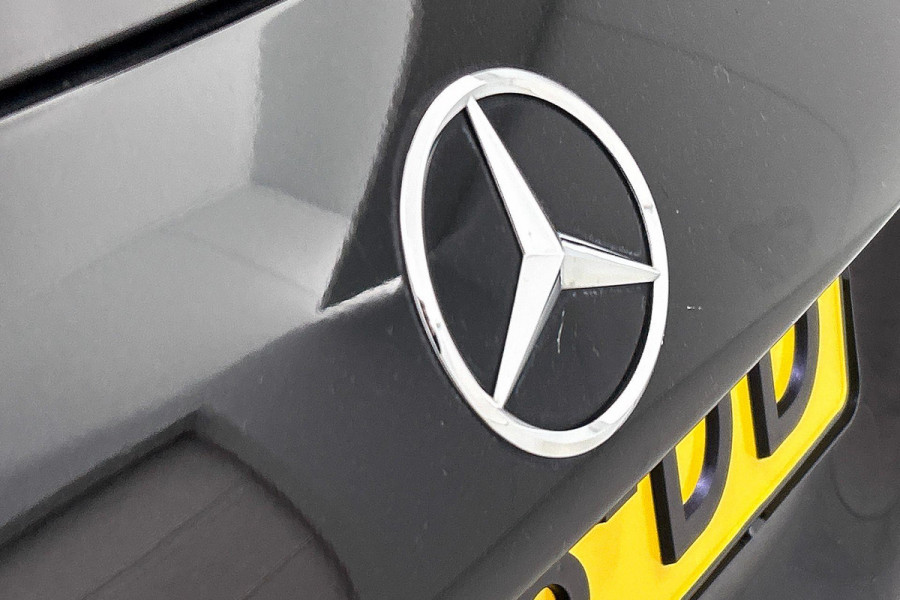 Mercedes-Benz A-Klasse 250 Premium Plus AMG-Line (Navi, Parkeersensoren V+A, StoelV, Cruise Con, Etc)