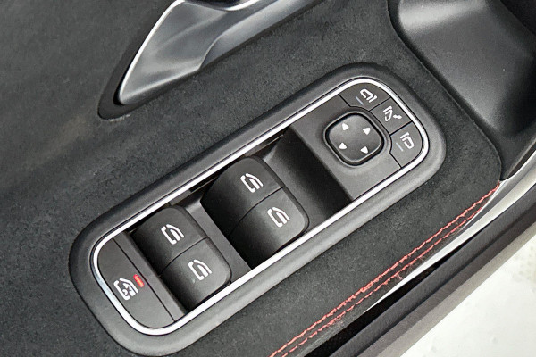 Mercedes-Benz A-Klasse 250 Premium Plus AMG-Line (Navi, Parkeersensoren V+A, StoelV, Cruise Con, Etc)