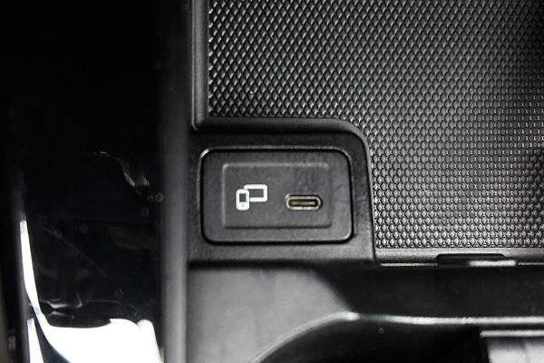Mercedes-Benz A-Klasse 250 Premium Plus AMG-Line (Navi, Parkeersensoren V+A, StoelV, Cruise Con, Etc)