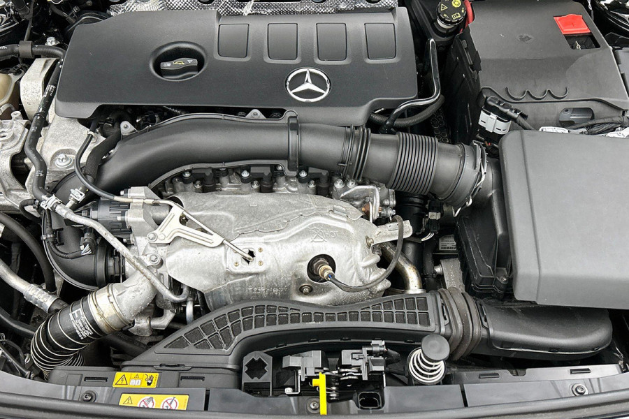 Mercedes-Benz A-Klasse 250 Premium Plus AMG-Line (Navi, Parkeersensoren V+A, StoelV, Cruise Con, Etc)