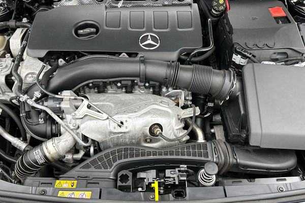 Mercedes-Benz A-Klasse 250 Premium Plus AMG-Line (Navi, Parkeersensoren V+A, StoelV, Cruise Con, Etc)