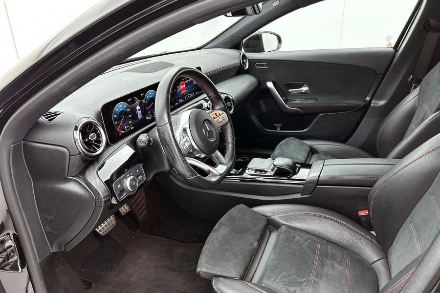 Mercedes-Benz A-Klasse 250 Premium Plus AMG-Line (Navi, Parkeersensoren V+A, StoelV, Cruise Con, Etc)