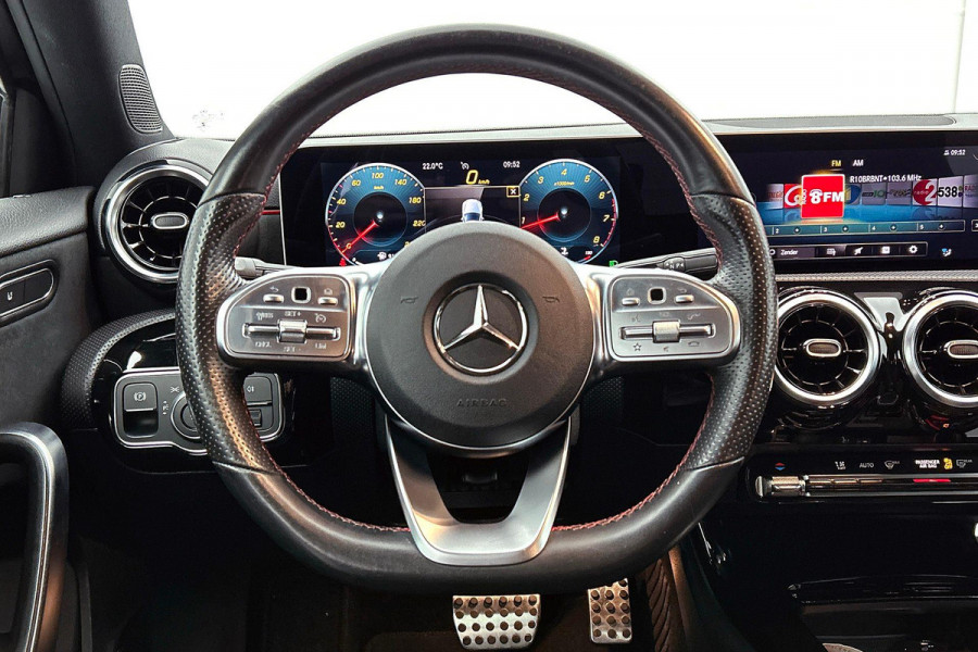 Mercedes-Benz A-Klasse 250 Premium Plus AMG-Line (Navi, Parkeersensoren V+A, StoelV, Cruise Con, Etc)