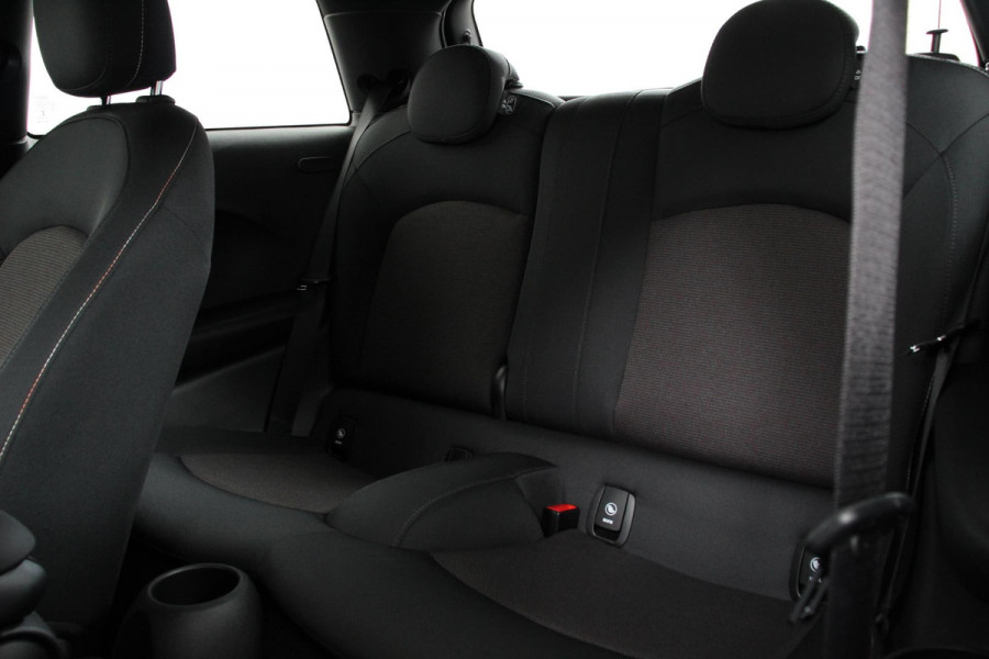 MINI Mini 1.5 One Automaat Blackyard | Parkeer sensoren | Airco | Verwarmbare voorstoelen | Lichtmetalen velgen 16" black