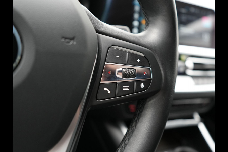 BMW 3 Serie Touring 330e Plug In Hybrid 293pk Dealer O.H PHEV | Trekhaak Af Fabriek | Panodak | Laser LED | Head Up | 360 Camera | Adaptive Cruise | Keyless | Carplay | Lederen Sportstoelen Memory & Verwarmd | Sfeerverlichting | Navigatie |