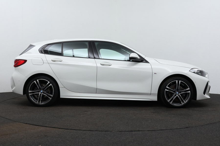 BMW 1-serie 118i Executive Edition M-SPORT (1e Eig, NL-auto, Dealer OndH, Carplay/ Android, Navi-groot, PDC V+A, Cruise Contr Etc)