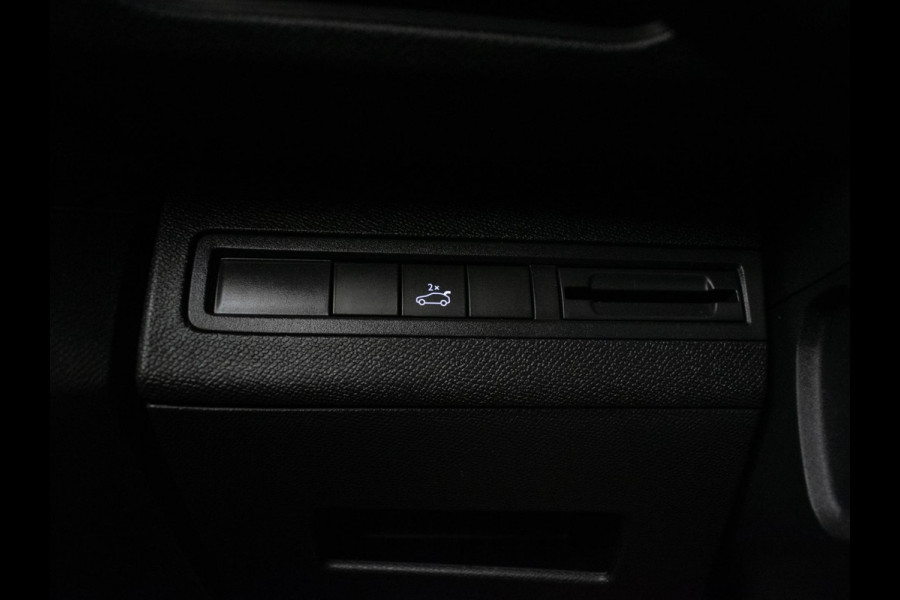 Peugeot 3008 1.2 PureTech GT Line (PANORAMADAK,APPLE CARPLAY,NAVI,LED,CRUISE,CLIMATE,GETINT,SPORTSTOELEN,CAMERA,PDC,NETTESTAAT)