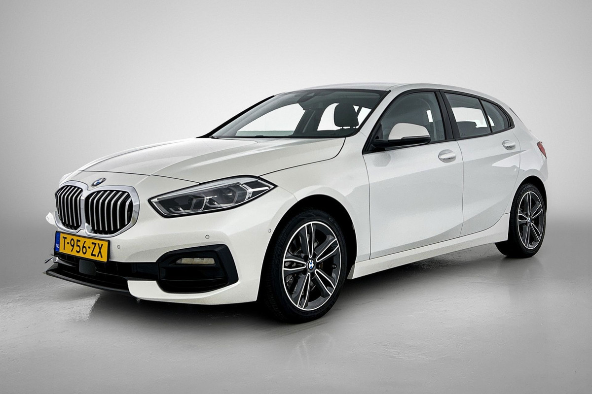 BMW 1-serie 120i Business Edition Plus(Carplay, Camera, Elektrische Stoelen, Head-up, SfeerV, StoelV, PDC V+A, Etc)