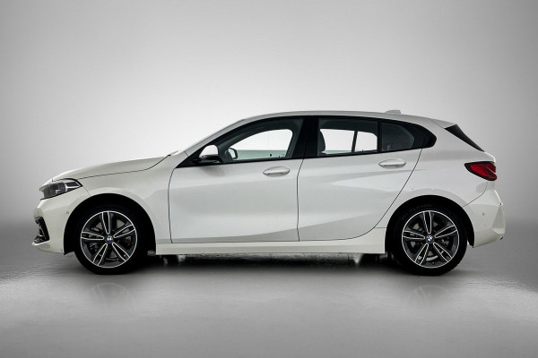 BMW 1-serie 120i Business Edition Plus(Carplay, Camera, Elektrische Stoelen, Head-up, SfeerV, StoelV, PDC V+A, Etc)