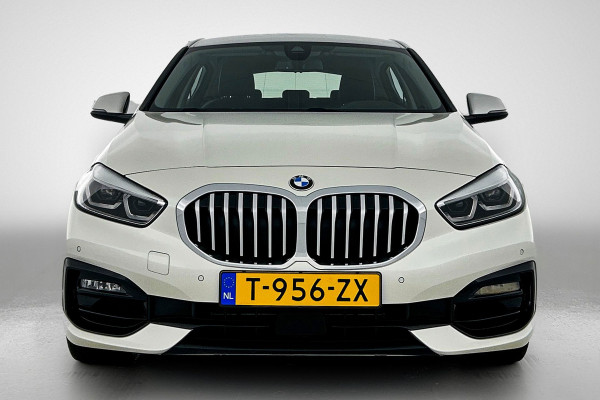 BMW 1-serie 120i Business Edition Plus(Carplay, Camera, Elektrische Stoelen, Head-up, SfeerV, StoelV, PDC V+A, Etc)