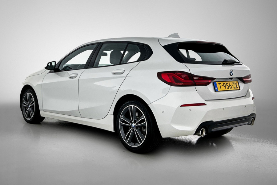 BMW 1-serie 120i Business Edition Plus(Carplay, Camera, Elektrische Stoelen, Head-up, SfeerV, StoelV, PDC V+A, Etc)