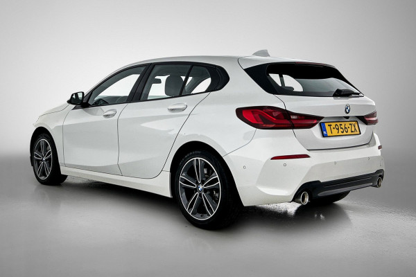 BMW 1-serie 120i Business Edition Plus(Carplay, Camera, Elektrische Stoelen, Head-up, SfeerV, StoelV, PDC V+A, Etc)