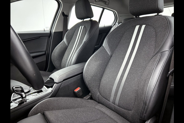 BMW 1-serie 120i Business Edition Plus(Carplay, Camera, Elektrische Stoelen, Head-up, SfeerV, StoelV, PDC V+A, Etc)