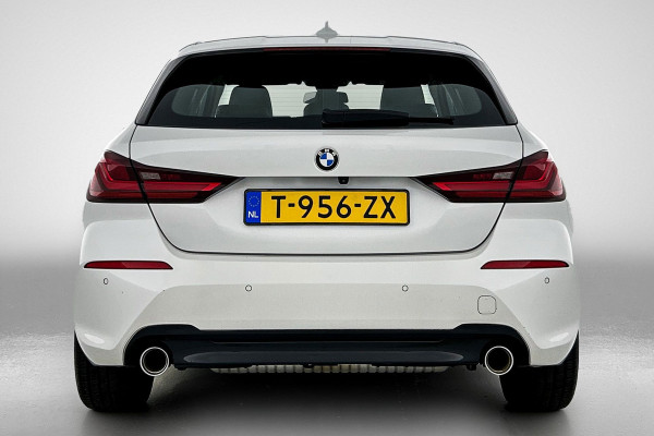BMW 1-serie 120i Business Edition Plus(Carplay, Camera, Elektrische Stoelen, Head-up, SfeerV, StoelV, PDC V+A, Etc)