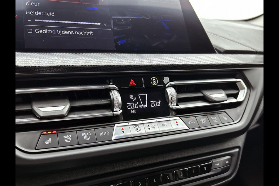 BMW 1-serie 120i Business Edition Plus(Carplay, Camera, Elektrische Stoelen, Head-up, SfeerV, StoelV, PDC V+A, Etc)