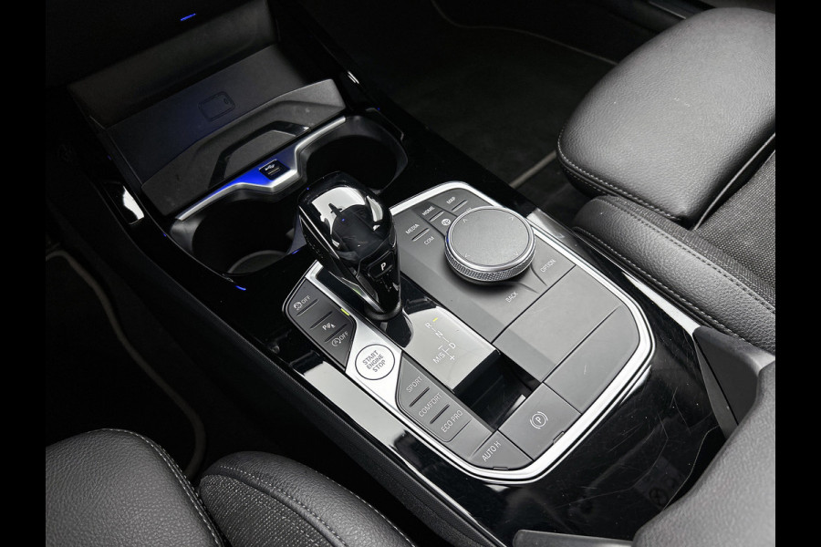 BMW 1-serie 120i Business Edition Plus(Carplay, Camera, Elektrische Stoelen, Head-up, SfeerV, StoelV, PDC V+A, Etc)