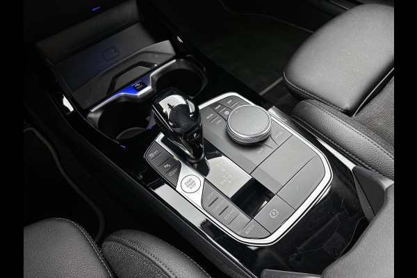 BMW 1-serie 120i Business Edition Plus(Carplay, Camera, Elektrische Stoelen, Head-up, SfeerV, StoelV, PDC V+A, Etc)