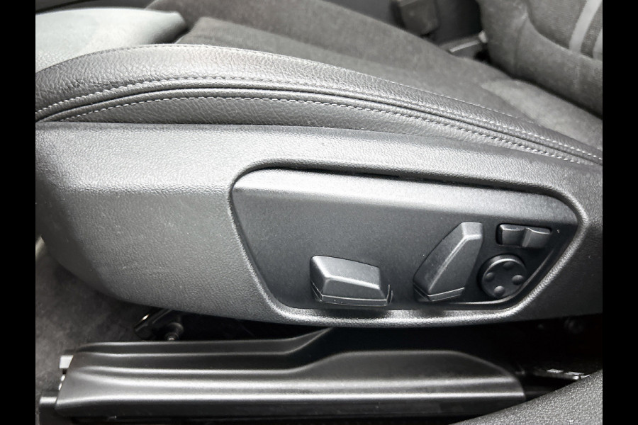 BMW 1-serie 120i Business Edition Plus(Carplay, Camera, Elektrische Stoelen, Head-up, SfeerV, StoelV, PDC V+A, Etc)