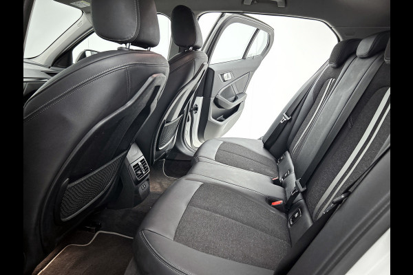 BMW 1-serie 120i Business Edition Plus(Carplay, Camera, Elektrische Stoelen, Head-up, SfeerV, StoelV, PDC V+A, Etc)