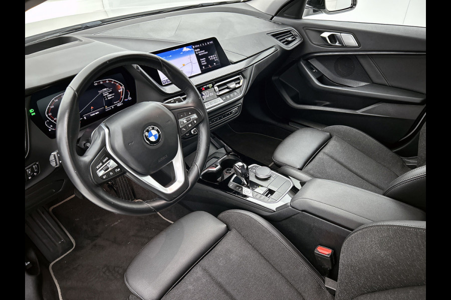 BMW 1-serie 120i Business Edition Plus(Carplay, Camera, Elektrische Stoelen, Head-up, SfeerV, StoelV, PDC V+A, Etc)