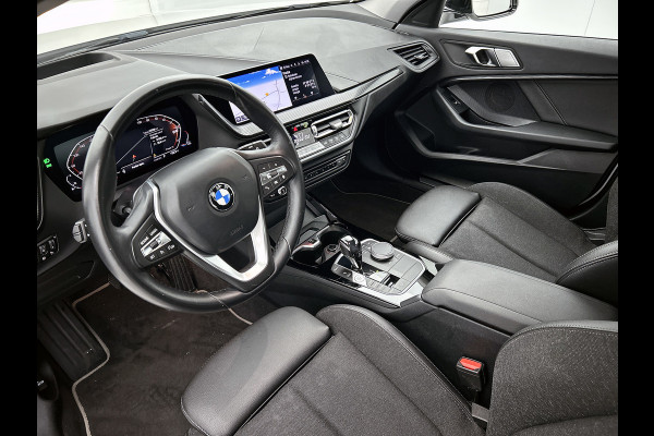 BMW 1-serie 120i Business Edition Plus(Carplay, Camera, Elektrische Stoelen, Head-up, SfeerV, StoelV, PDC V+A, Etc)