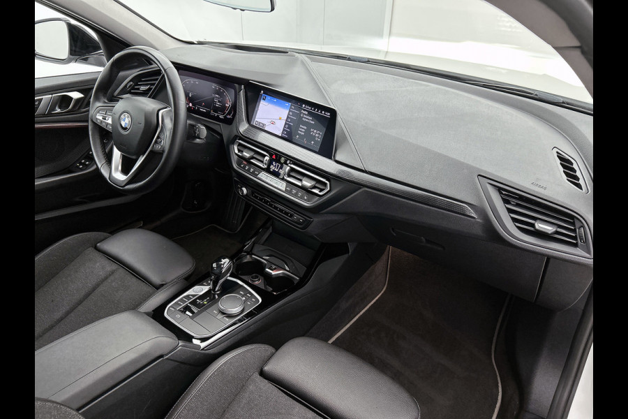 BMW 1-serie 120i Business Edition Plus(Carplay, Camera, Elektrische Stoelen, Head-up, SfeerV, StoelV, PDC V+A, Etc)