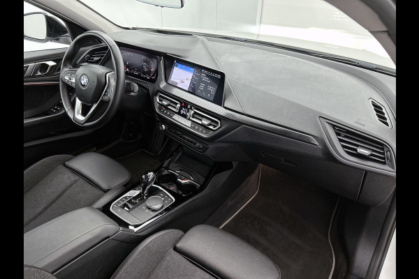 BMW 1-serie 120i Business Edition Plus(Carplay, Camera, Elektrische Stoelen, Head-up, SfeerV, StoelV, PDC V+A, Etc)