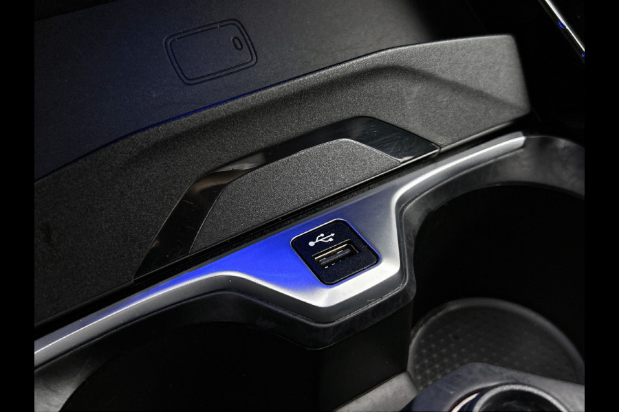 BMW 1-serie 120i Business Edition Plus(Carplay, Camera, Elektrische Stoelen, Head-up, SfeerV, StoelV, PDC V+A, Etc)
