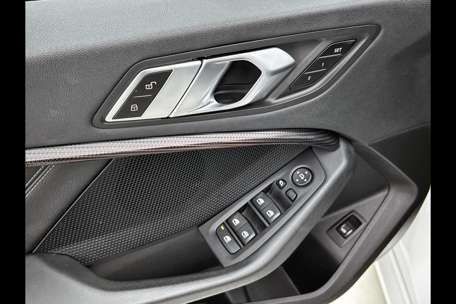 BMW 1-serie 120i Business Edition Plus(Carplay, Camera, Elektrische Stoelen, Head-up, SfeerV, StoelV, PDC V+A, Etc)