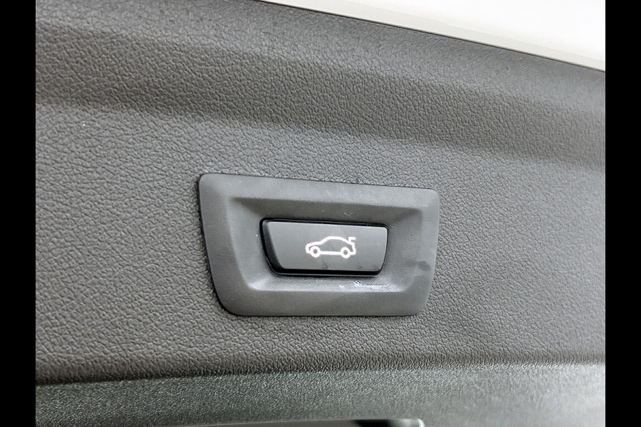 BMW 1-serie 120i Business Edition Plus(Carplay, Camera, Elektrische Stoelen, Head-up, SfeerV, StoelV, PDC V+A, Etc)