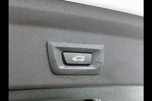 BMW 1-serie 120i Business Edition Plus(Carplay, Camera, Elektrische Stoelen, Head-up, SfeerV, StoelV, PDC V+A, Etc)