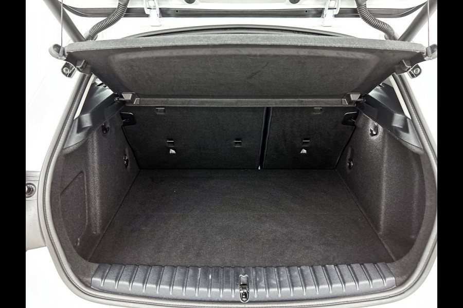 BMW 1-serie 120i Business Edition Plus(Carplay, Camera, Elektrische Stoelen, Head-up, SfeerV, StoelV, PDC V+A, Etc)